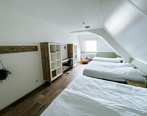 Ruime slaapzaal in Recreatieboerderij Slachtehiem, vakantiehuis in Lollum, Friesland, ideaal voor groepen.