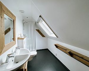 Moderne badkamer in vakantiehuis Recreatieboerderij Slachtehiem, Lollum, Friesland, met douche en veel licht.