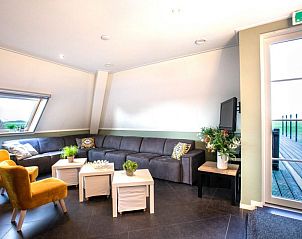 Comfortabele zitruimte in vakantiehuis Recreatieboerderij Slachtehiem, Lollum, Friesland, met toegang tot terras.