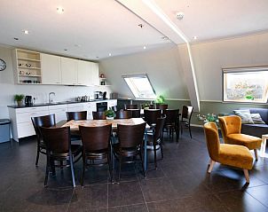 Ruime keuken en eetruimte in vakantiehuis Recreatieboerderij Slachtehiem, Lollum, Friesland, ideaal voor familiediners.