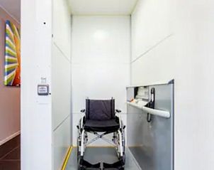 Toegankelijke lift in Recreatieboerderij Slachtehiem, vakantiehuis in Lollum, Friesland, geschikt voor rolstoelgebruikers.