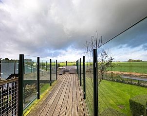 Houten loopbrug met uitzicht op het Friese landschap bij Recreatieboerderij Slachtehiem, Lollum, Friesland.