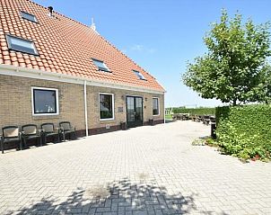 Ruim terras bij vakantiehuis Recreatieboerderij Slachtehiem, Lollum, Friesland, ideaal voor buitenactiviteiten.