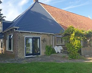 Rustieke achterzijde van Vakantiehuis in Lollum, gelegen in het schilderachtige Friesland.