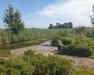 Prachtig uitzicht op het kanaal vanaf Vakantiehuis in Lollum, Friese platteland.