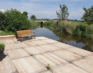 Gezellig zitje aan het water bij Vakantiehuis in Lollum, Friesland.