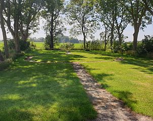 Lommerrijk grasveld bij Vakantiehuis in Lollum, ideaal voor ontspanning.