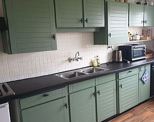 Moderne keuken in Vakantiehuis in Lollum, met landelijke uitstraling.