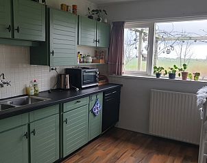 Keuken met uitzicht op het Friese landschap in Vakantiehuis in Lollum.