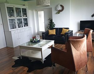 Stijlvolle zithoek in Vakantiehuis in Lollum, ideaal voor ontspanning.