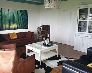 Lichte woonkamer in Vakantiehuis in Lollum, met comfortabele meubels.