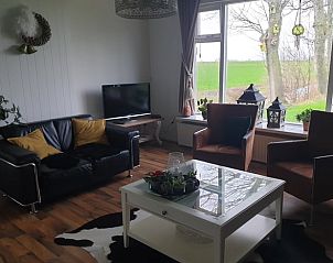 Woonkamer met moderne inrichting in Vakantiehuis in Lollum, Friesland.