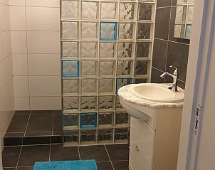 Stijlvolle badkamer met glazen douche in Vakantiehuis in Lollum.