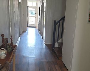 Ruime gang in Vakantiehuis in Lollum, met houten vloer.