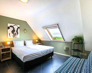 Slaapkamer met meerdere bedden in vakantiehuis FR1013, Lollum, Friesland.