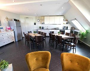 Terras met prachtig uitzicht bij vakantiehuis FR1013 in Lollum, Friesland.