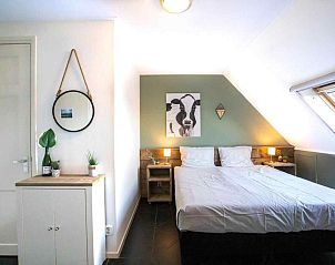 Comfortabele slaapkamer met uitzicht in vakantiehuis FR1013, Lollum, Friesland.