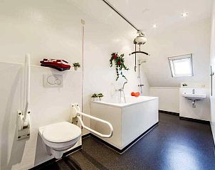 Lichte woonkamer met toegang tot terras in vakantiehuis FR1013, Lollum, Friesland.