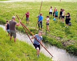 Gezellig terras bij vakantiehuis FR1013 in Lollum, Friesland met uitzicht op de natuur.