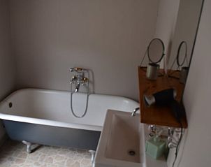 Stijlvolle badkamer met vrijstaand bad in Vakantiehuis in Oldetrijne, Friesland.