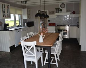 Ruime keuken met houten eettafel in Vakantiehuis in Oldetrijne, Friesland.