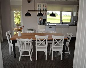 Gezellige eethoek in Vakantiehuis in Oldetrijne, ideaal voor familie in Friesland.