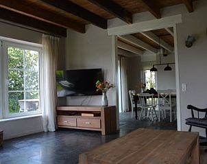 Gezellige zithoek met televisie in Vakantiehuis in Oldetrijne, Friesland.