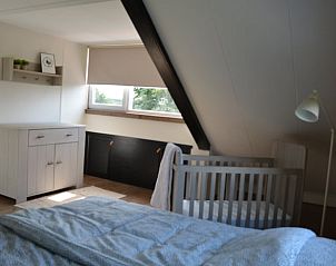 Kinderkamer met bed en commode in Vakantiehuis in Oldetrijne, Friesland.