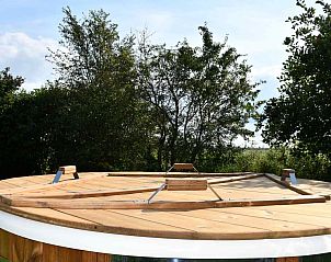 Grote eettafel op het terras van FR125 vakantiehuis in Oldetrijne, Friesland.