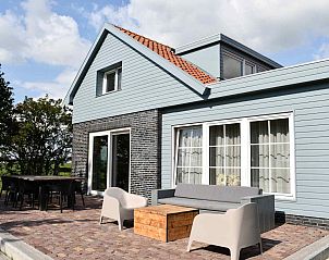 Moderne keuken met uitzicht bij FR125 vakantiehuis in Oldetrijne, Friesland.