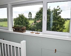 Comfortabele slaapkamer met ladder bij FR125 vakantiehuis, Oldetrijne, Friesland.