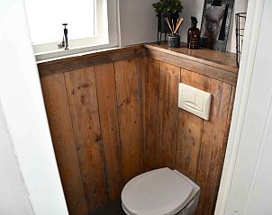 Gezellige slaapkamer onder schuine wand in FR125 vakantiehuis, Oldetrijne, Friesland.