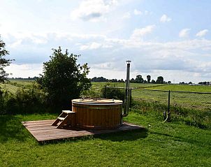Stijlvolle badkamer met ligbad in FR125 vakantiehuis, Oldetrijne, Friesland.