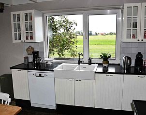 Eethoek en keuken in FR125 vakantiehuis, Oldetrijne, Friesland.