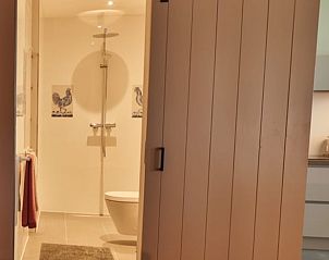 Moderne badkamer in Huisje in Drogeham, vakantiehuis in Drogeham, Friesland.