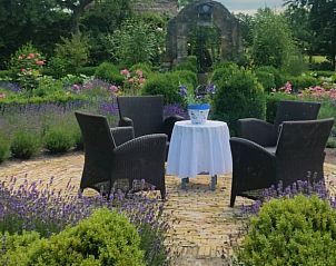 Zithoek in de tuin van Huisje in Drogeham, vakantiehuis op het Friese platteland, Friesland.