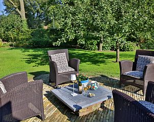 Buitenterras in de tuin van Huisje in Drogeham, vakantiehuis op het Friese platteland, Friesland.