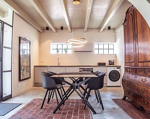 Traditioneel servies in Vakantiehuis in Drogeham, Friesland, voor een unieke eetervaring.