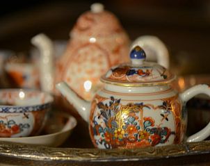 Strakke keukenopstelling in Vakantiehuis in Drogeham, met moderne apparatuur en veel lichtinval.