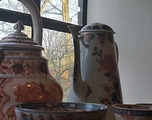 Gezellige slaapkamer in Vakantiehuis in Drogeham, met kleurrijke decoraties en comfortabele bedden.