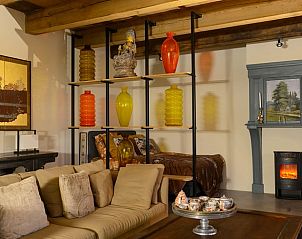 Kunstzinnig detail in Vakantiehuis in Drogeham, Friesland, met herfstkleuren.