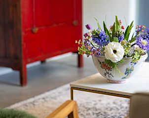 Bloemstuk in Huisje in Drogeham, sfeervolle decoratie in vakantiehuis Friesland.