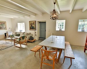 Ruime eetkamer in Huisje in Drogeham, vakantiehuis op het Friese platteland.