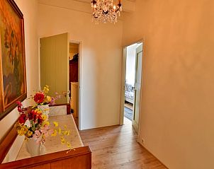 Stijlvolle gang in Huisje in Drogeham, vakantiehuis op het Friese platteland met bloemen.