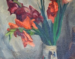 Vaas met bloemen schilderij in Huisje in Drogeham, artistieke sfeer in vakantiehuis Friesland.