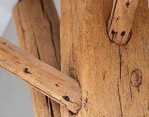 Houten balken detail in Huisje in Drogeham, vakantiehuis op het Friese platteland.