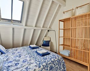 Gezellige slaapkamer in Huisje in Drogeham, vakantiehuis in Friesland met houten inrichting.