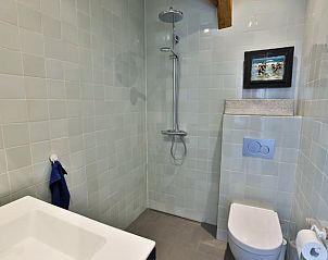 Moderne badkamer in Huisje in Drogeham, vakantiehuis op het Friese platteland met douche.