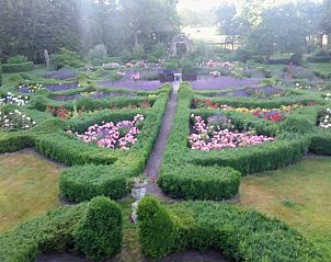 Bloementuin in Huisje in Drogeham, vakantiehuis op het Friese platteland met kleurrijke bloemen.