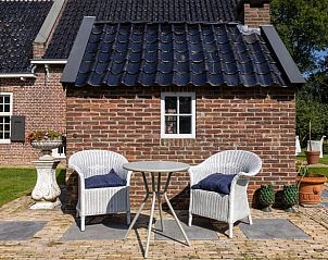 Terras met zitje in Huisje in Drogeham, vakantiehuis in Friesland met gezellig buitenleven.